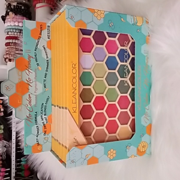 New 38 colors eyeshadow pallet - Picture 3 of 3